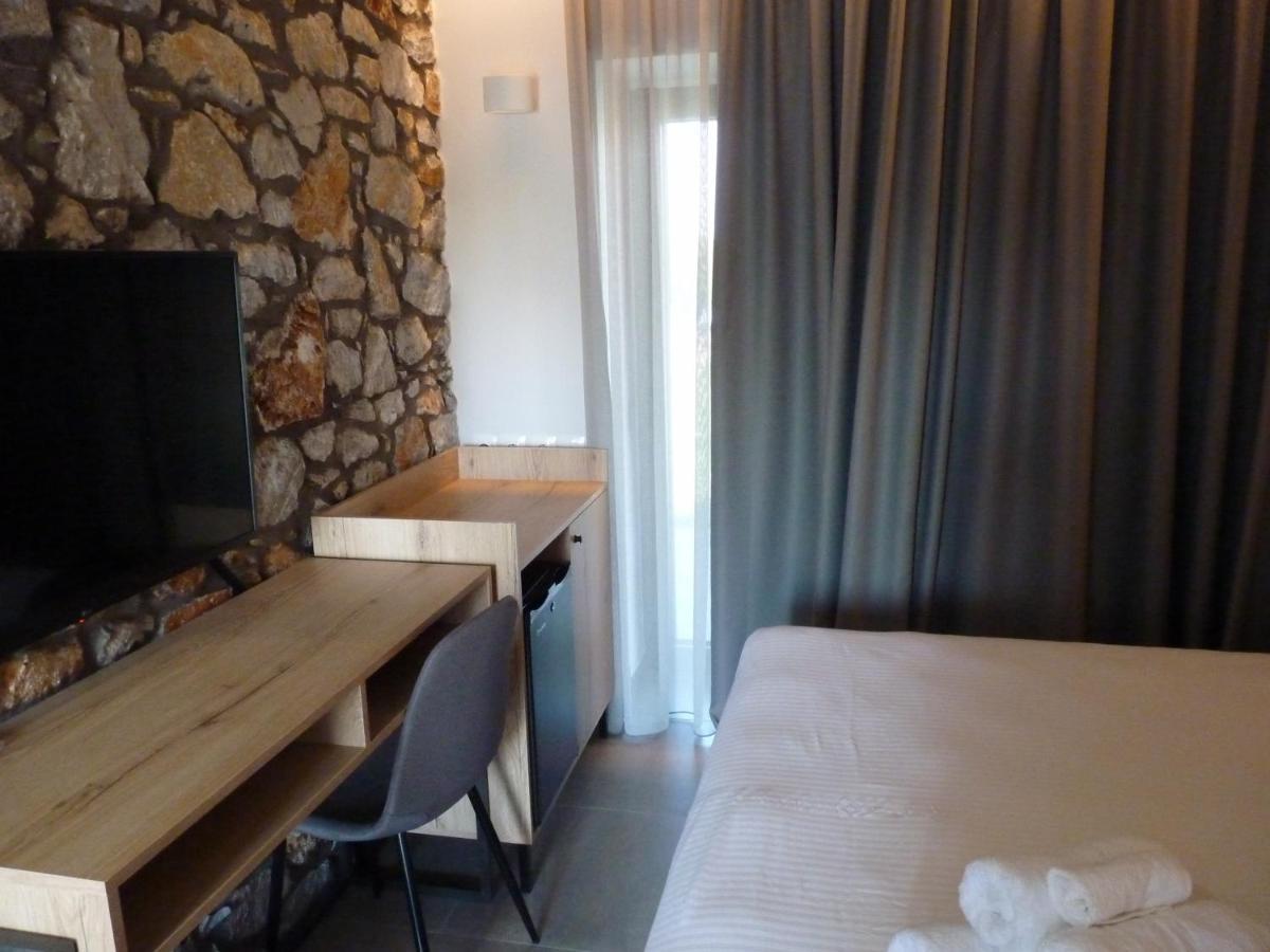 Comfort Suites & Rooms Larissa Esterno foto